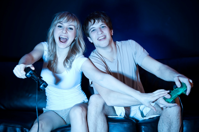 Illustration for article titled Fake Gamers of the Week: A Couple Too Beautiful For This World